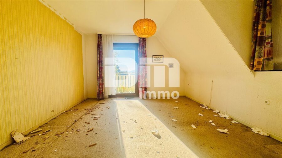 1-2 Familienhaus mit Nebengebäude (Ferienwohnung) + Halle / Garagen im Ensemble - DG Bestand Schlafzimmer / Kind / zugang Balkon